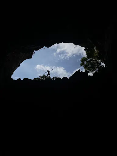 Cachoeirão com água cristalina caindo sobre pedras na Chapada Diamantina