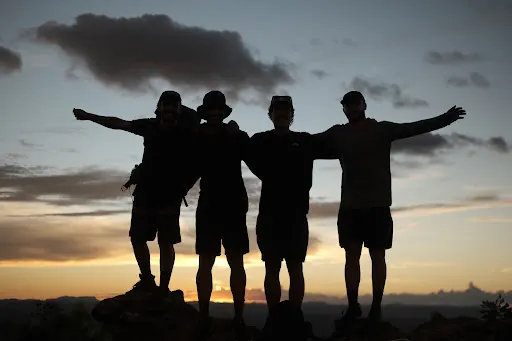 Guia de trekking profissional caminhando em trilha na Chapada Diamantina com mochila